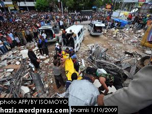 Petugas penolong mengevakuasi korban tewas yang ditemukan di reruntuhan bangunan pascagempa tektonik di Padang, Sumbar, Kamis (1.10.2009 -AF-BAY ISMOYO