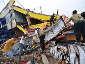 Warga berusaha mencari korban yang terjebak di reruntuhan bangunan pascagempa di Padang, Sumatera Barat, Kamis (110).