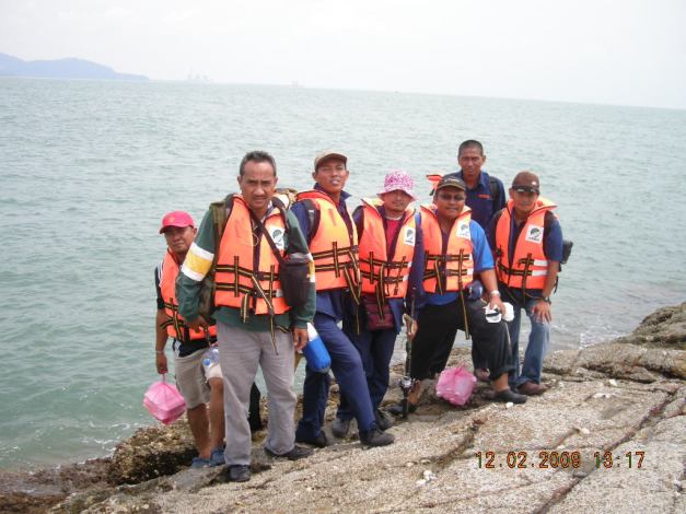 Menunggu bot di Pulau Tukun Perak untuk ke Pulau Agas.